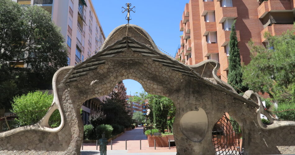 Porta Miralles i l’escultura d’en Gaudí